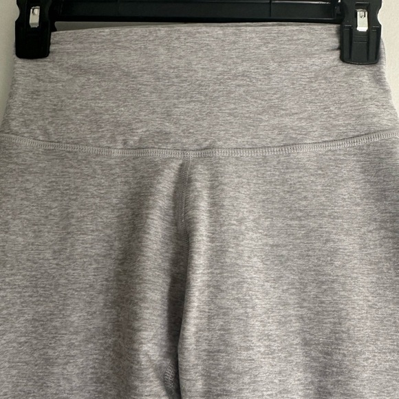 ALO Yoga Women's Gray Leggings - Picture 5 of 7